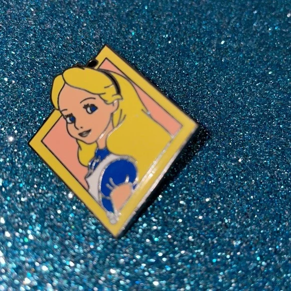 Alice in Wonderland Disney pins Bundle - Picture 3 of 5